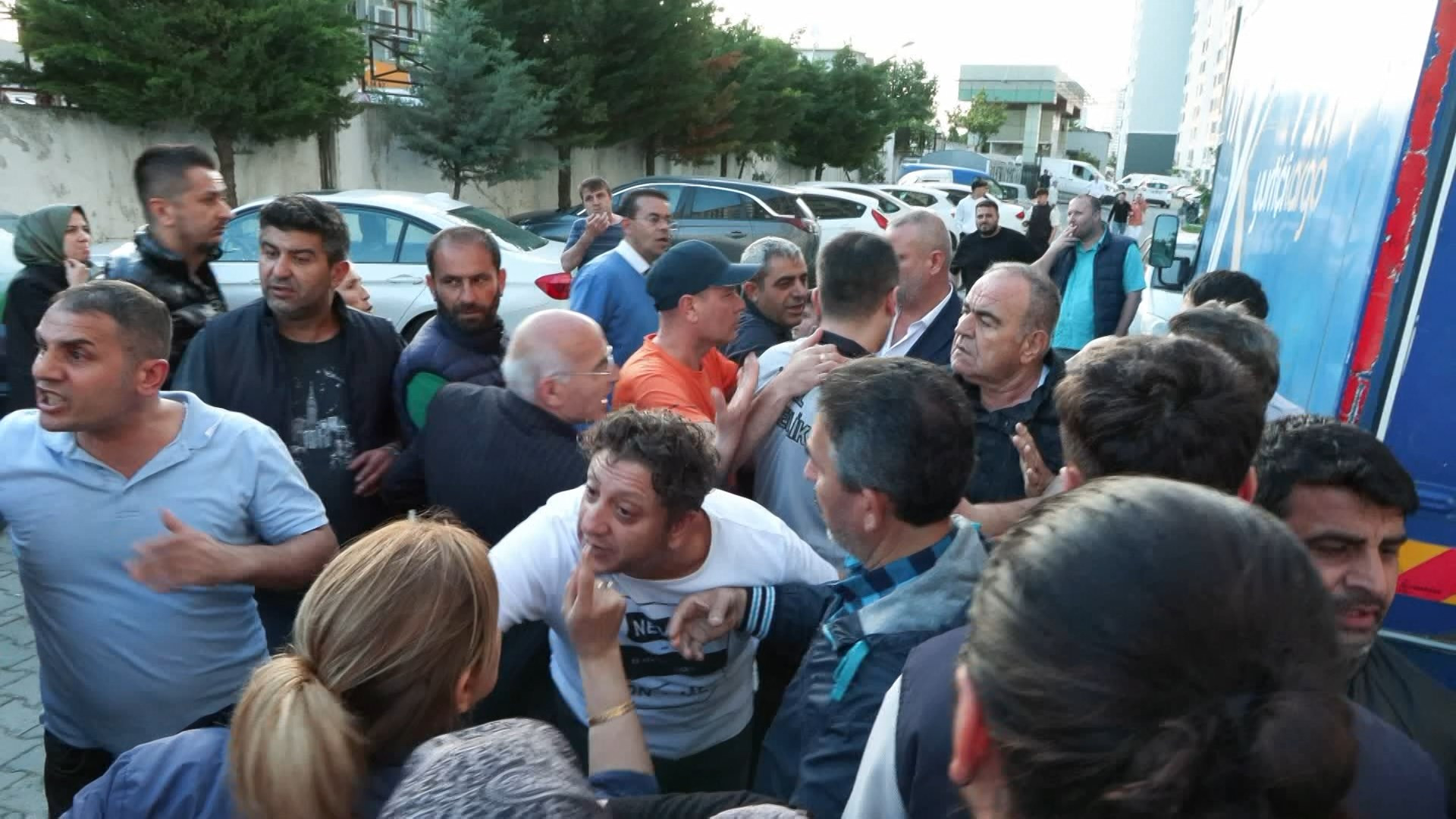 Tavali Site sakinlerinden tencereli tavalı 'yönetim gitsin' protestosu